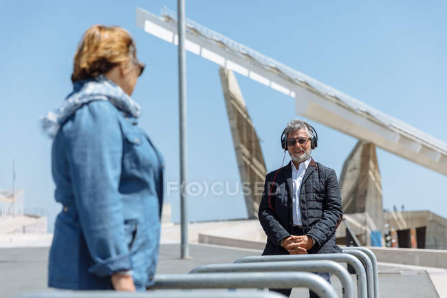 Senior Mann und Frau auf der Straße — Stockfoto