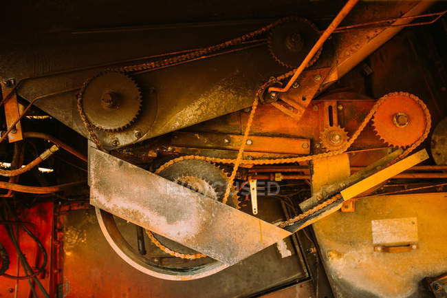 Quemadura y máquina oxidada - foto de stock