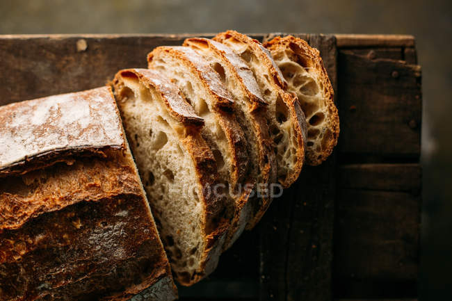 Сельский хлеб на темной — стоковое фото