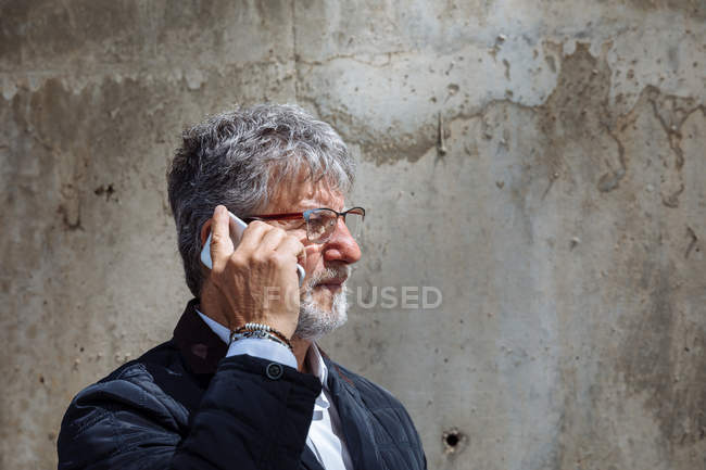 Mature homme parler téléphone sur la rue — Photo de stock
