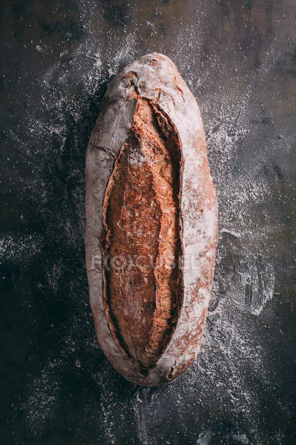 Pane rustico su scuro — Foto stock