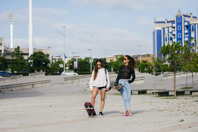Модні дівчата на скейтбордах — стокове фото