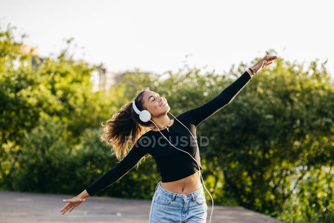 Веселый счастливый подросток в наушниках — стоковое фото