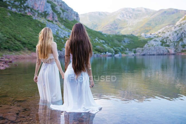 Dos chicas posando en el lago - foto de stock