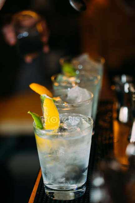 Barmann bereitet Cocktails in Kneipe zu — Stockfoto
