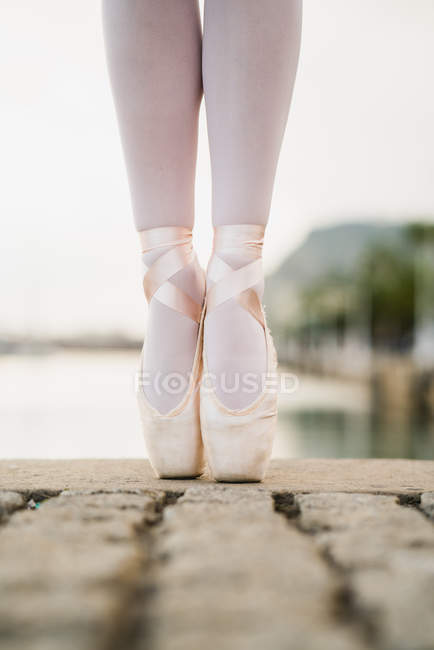 Crop pieds féminins en chaussures de ballet — Photo de stock