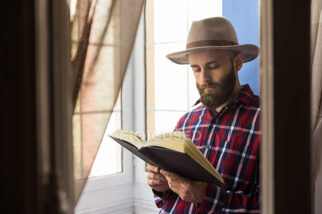 Homem elegante livro de leitura — Fotografia de Stock
