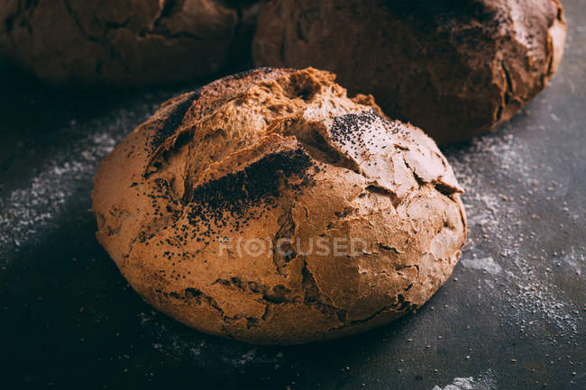 Pane rustico su scuro — Foto stock