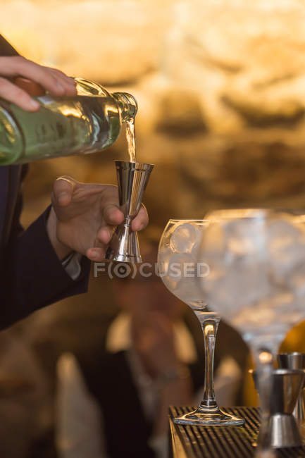 Barman preparando cócteles en el pub - foto de stock