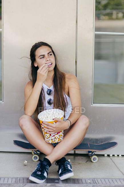 Stilvoller Teenager mit Popcorn — Stockfoto
