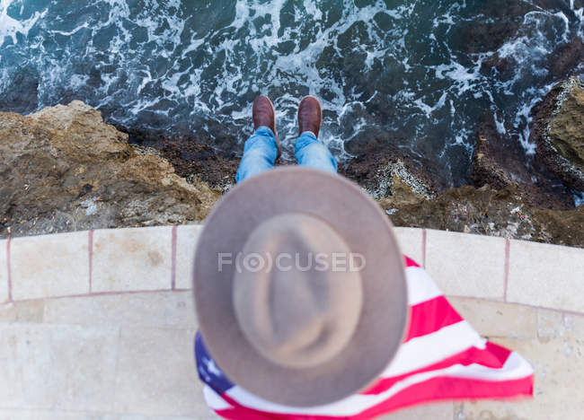 Mann sitzt am Meer — Stockfoto