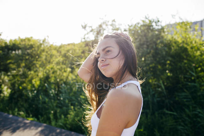 Mujer encantadora en la luz del sol - foto de stock