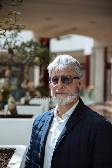 Content man in sunglasses — Stock Photo