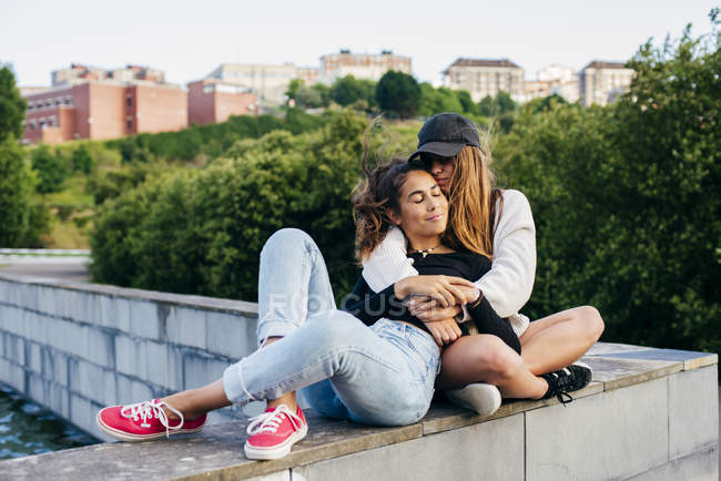 Beaux amis embrassant à l'extérieur — Photo de stock