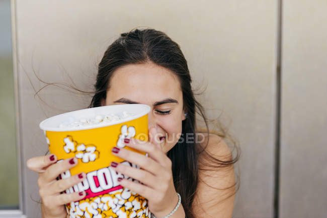 Прекрасна дівчина позує з попкорном — стокове фото