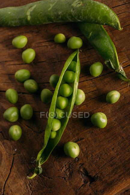 Fresh organic peas and pods — Stock Photo