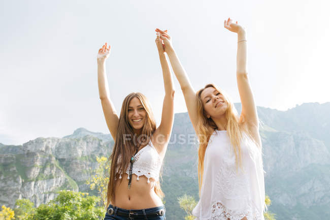 Due ragazze che mettono le mani in alto — Foto stock
