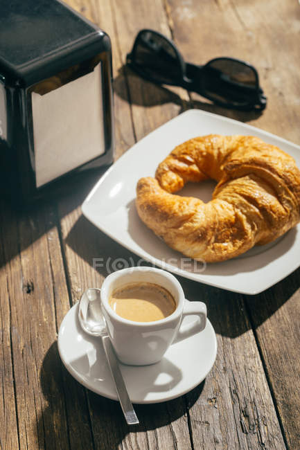 Espresso coffee cup and croissant — Stock Photo