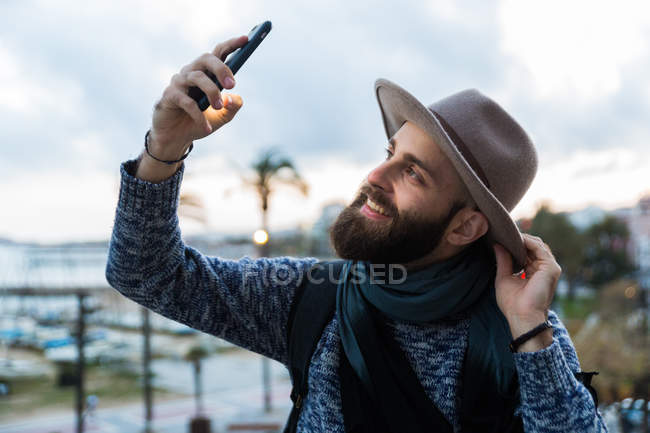Hombre viajero tomando selfie fuera - foto de stock