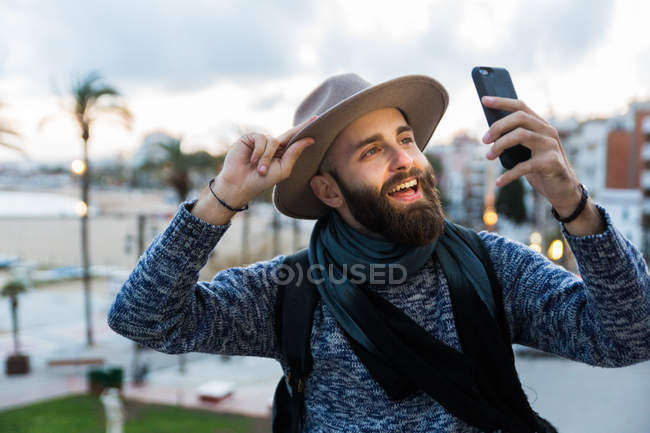 Чоловік мандрівник виносить селфі на вулицю — стокове фото