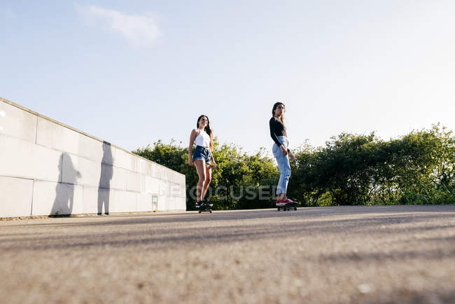 Adolescenti che guidano skateboard — Foto stock