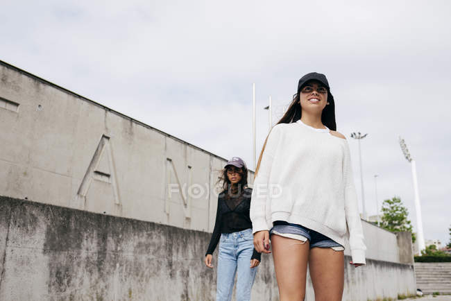 Amigos de moda posando afuera - foto de stock