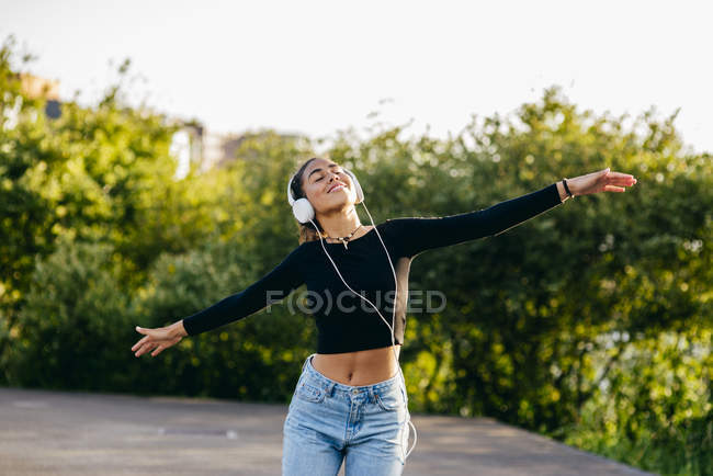 Alegre adolescente feliz en los auriculares - foto de stock