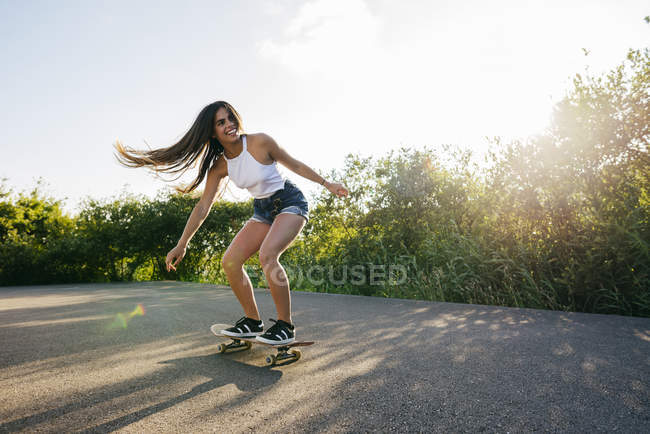 Подростковый скейтборд на солнце — стоковое фото