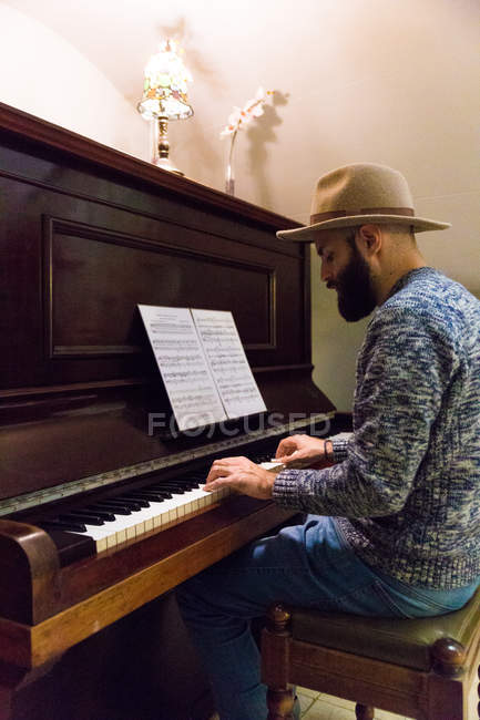 Uomo che suona il pianoforte — Foto stock