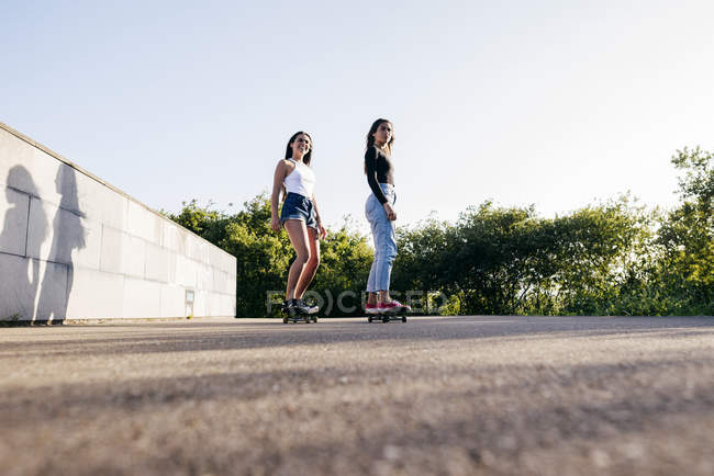 Підлітки їзда скейтборд — стокове фото
