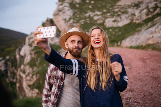 Coppia scattare selfie — Foto stock