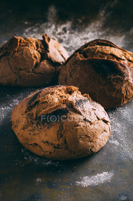Румунський хліб хліб хліб на темряві — стокове фото