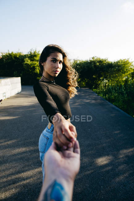 Chica sosteniendo mano masculina - foto de stock