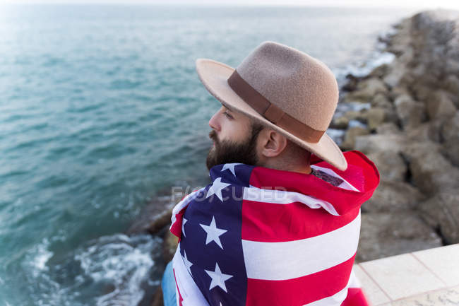 Homme câlin dans drapeau américain — Photo de stock