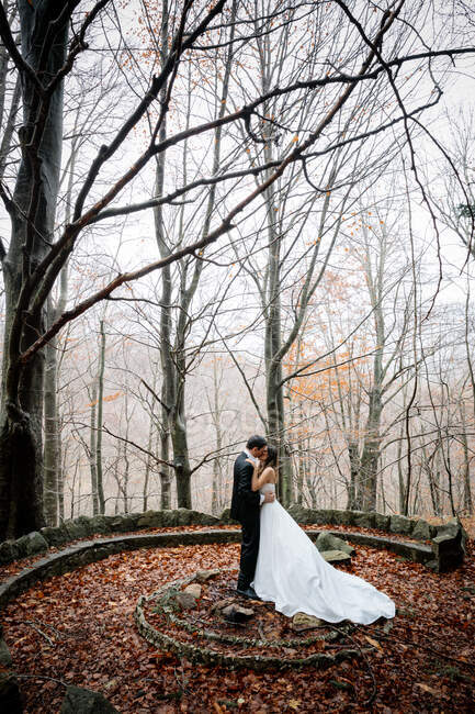 Mariée et marié dans la forêt — Photo de stock