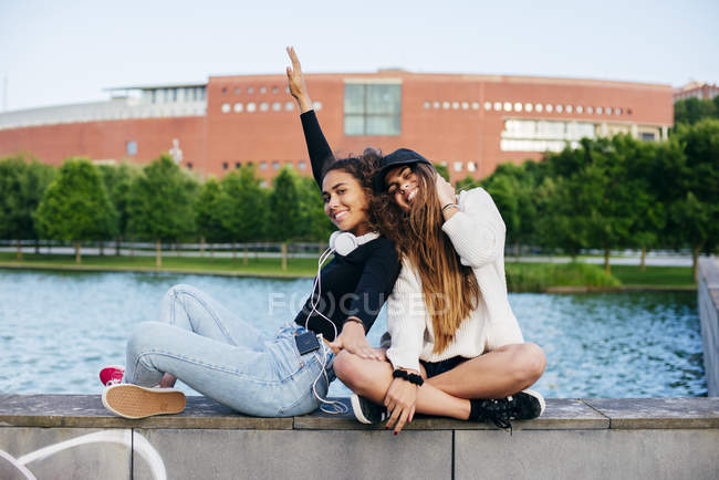 Fröhliche trendige Freunde posieren glücklich — Stockfoto