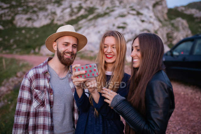 Amici che scattano selfie — Foto stock