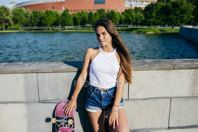 Élégant adolescent posant avec le patin — Photo de stock