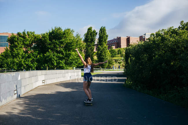 Aufgeregtes Mädchen auf Schlittschuhen im Park — Stockfoto