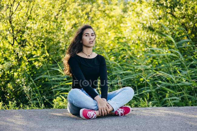 Sonriente chica posando en el suelo - foto de stock