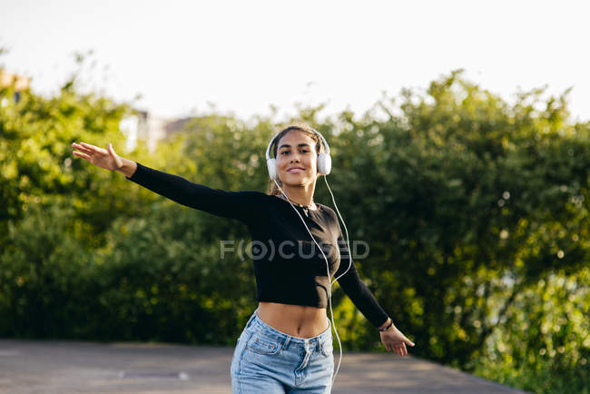 Alegre adolescente feliz en los auriculares - foto de stock