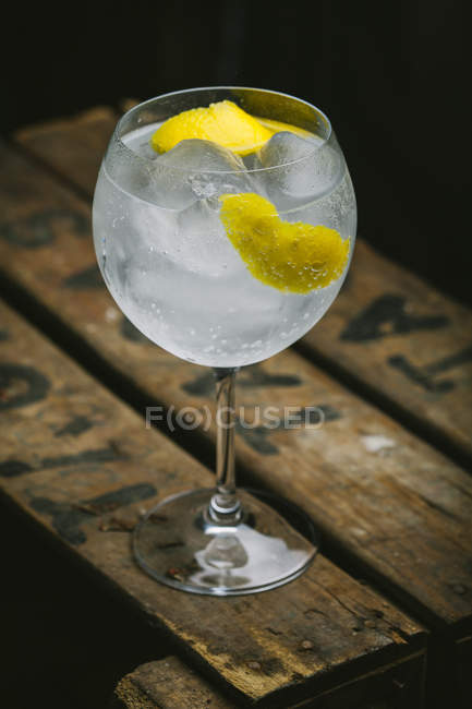 Джин-тоник с лимоном — стоковое фото