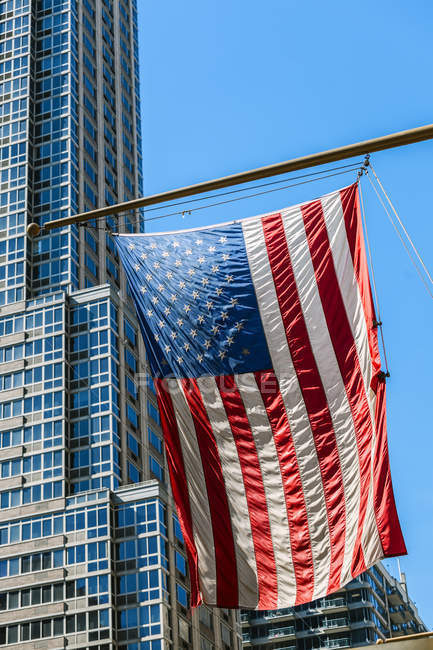 US-Flagge und Wolkenkratzer — Stockfoto