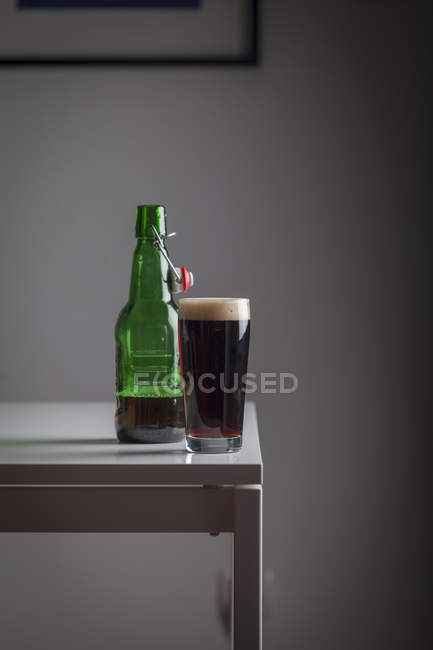 Cerveza en vaso - foto de stock
