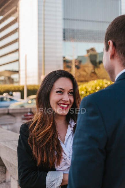 Casal de negócios alegre reunião na rua — Fotografia de Stock