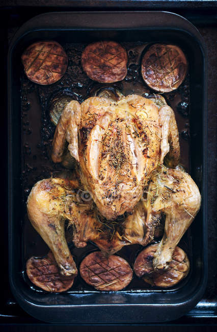 Pan of roasted chicken — Stock Photo