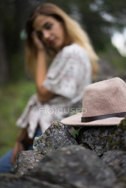 Menina elegante posando na floresta — Fotografia de Stock