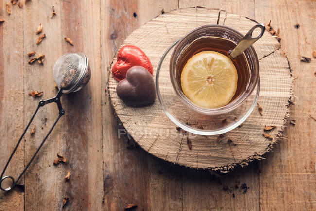 Tè al limone e cioccolato cuori rossi — Foto stock