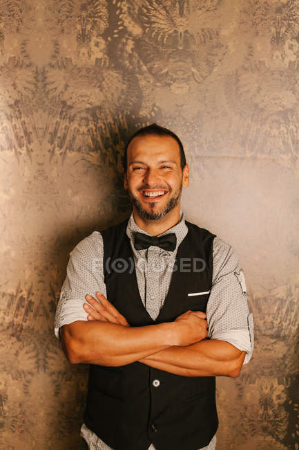 Retrato de un elegante barman - foto de stock
