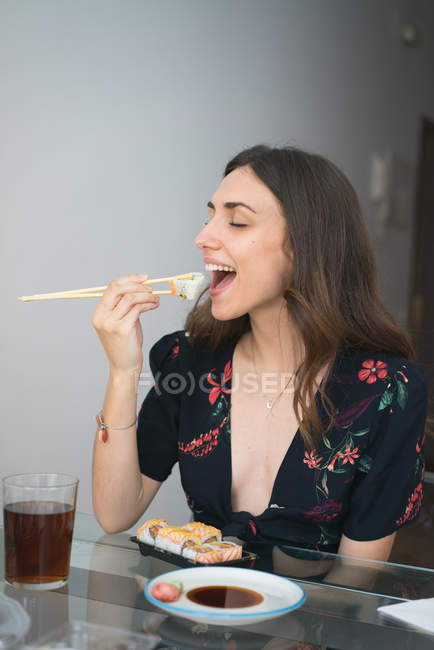 Femme mangeant des sushis — Photo de stock